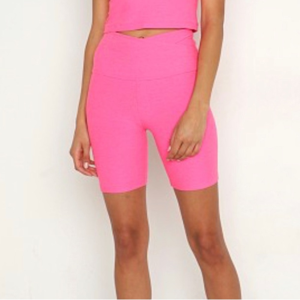 Beyond Yoga space dye at your leisure biker shorts. Pink. High rise.